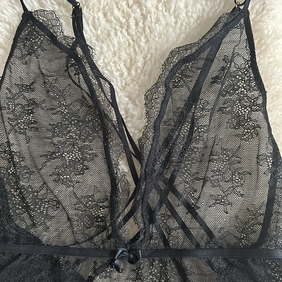 Victoria’s Secret lace strap you back lace teddy bodysuit size M - Picture 5 of 9